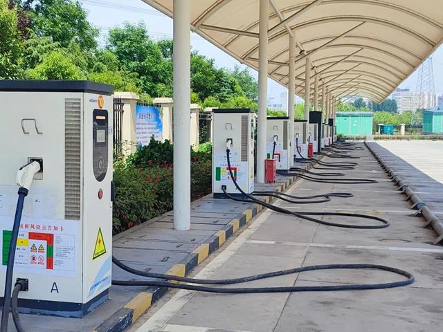 全時泊 新能源汽車充電樁、智能停車場系統與智能車位鎖一體化解決方案